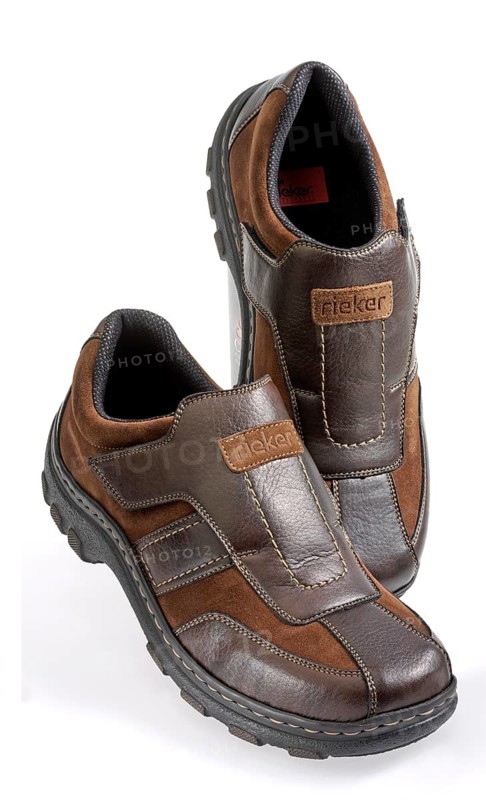1 pair of shoes, men's shoes, in front of a white background, studio shot