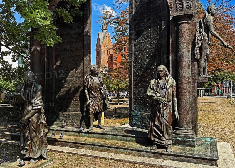 Göttingen Seven monument by Floriani Bodini, life-size bronze sculptures with the market church, Hanover, Lower Saxony, Germany