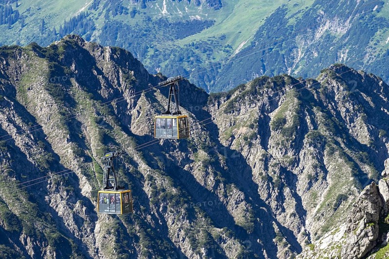 Cabins of the Nebelhorn cable car between Höfatsblick station and summit, behind them the numerous erosion gullies of the Schattenberg, Oberstdorf, Allgäu Alps, Allgäu, Bavaria, Germany