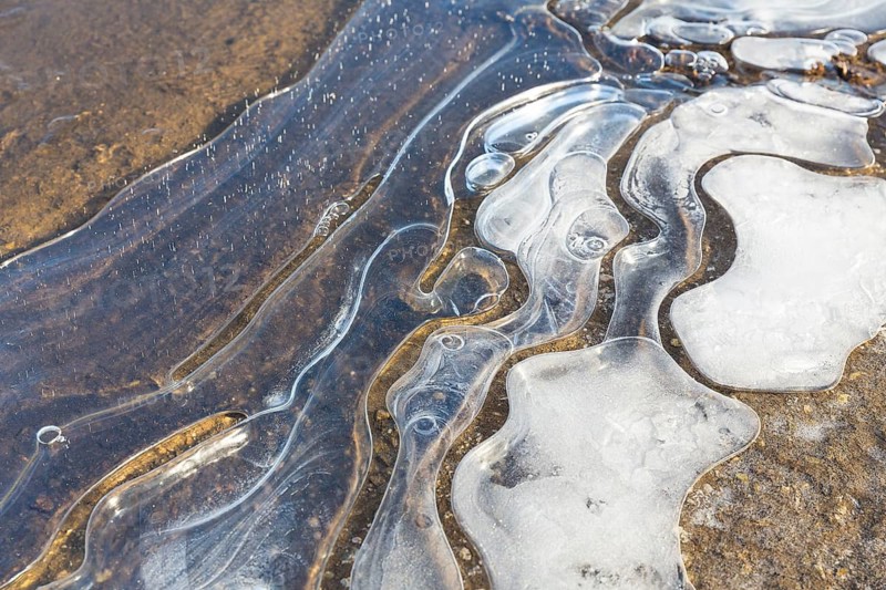 Ice on the banks of the Elbe with air pockets creates structures that stimulate the imagination