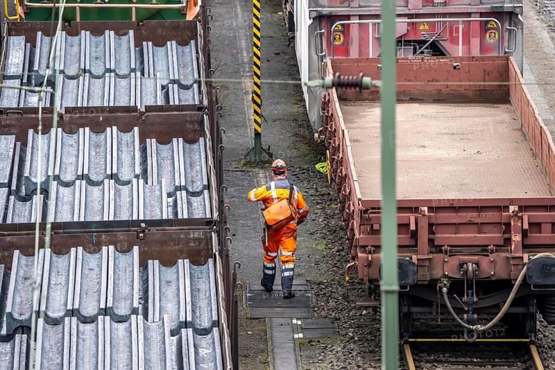 Shunters, check the assembled freight cars at the Hagen-Vorhalle marshalling yard, is one of the 9 largest in Germany, it is located on the Wuppertal-Dortmund railway line and has 40 directional tracks on which freight trains of all types are assembled, North Rhine-Westphalia, Germany
