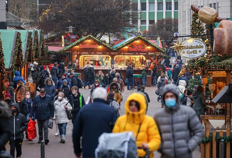 Essen, North Rhine-Westphalia, Germany - Christmas market in Essen in times of the corona pandemic under 2G conditions. Visitors must be recovered or vaccinated. Masks are not compulsory in the Essen pedestrian zone, but it is recommended to wear a mask
