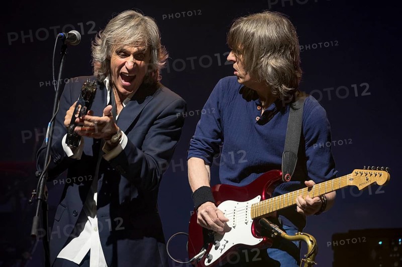 Wroclaw, Poland. 27th February, 2018. Concert of band Dire Straits Experience. Picture: Chris White (L) and Terence Reis (R)