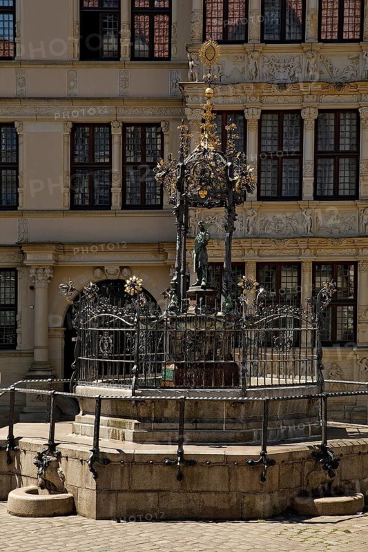 Oskar Winter Fountain or Holzmarktbrunnen in front of the Leibnizhaus, Holzmarkt, Old Town, State Capital Hannover, Lower Saxony, Germany