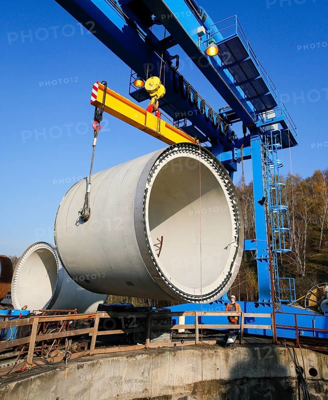 Emscher conversion theme photo, the Emscher system will be wastewater-free in 2021 - new construction of a sewer on the Boye, the second largest tributary of the Emscher, lifting of a DN 3500 sewer pipe during tunnelling in the shaft, the Boye is being renaturalised, is being converted into a near-natural watercourse, was previously an open, above-ground wastewater sewer, Combined sewer with surface water and wastewater, the ecological conversion of the Emscher system consists of the construction of a central wastewater treatment system in the Ruhr area, the construction of sewers and the renaturalisation of the Emscher and its tributaries, Bottrop, Ruhr area, North Rhine-Westphalia, Germany, archive photo from 13.11.2014