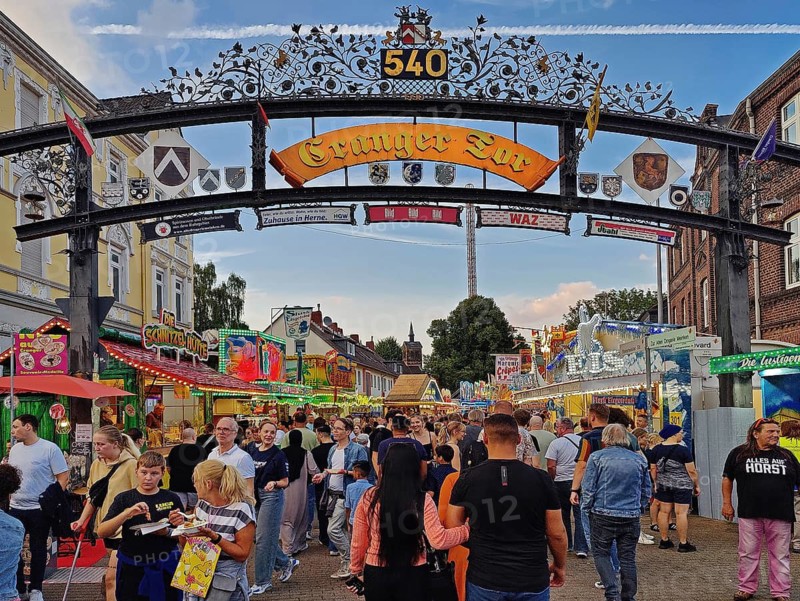 Many people go through the Cranger Kirmes Tor tor to the Cranger Kirmes, Herne, Ruhr area, North Rhine-Westphalia, Germany