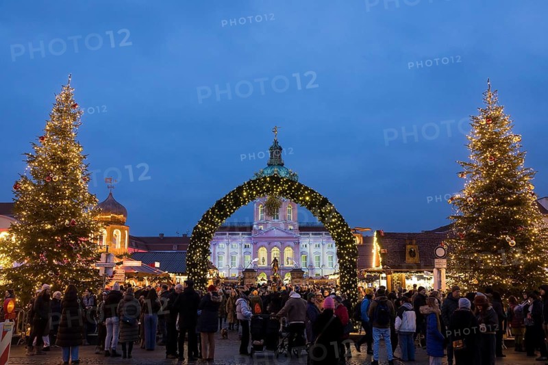 Entrance to the Christmas market at Charlottenburg Palace. Berlin, 08.12.2024