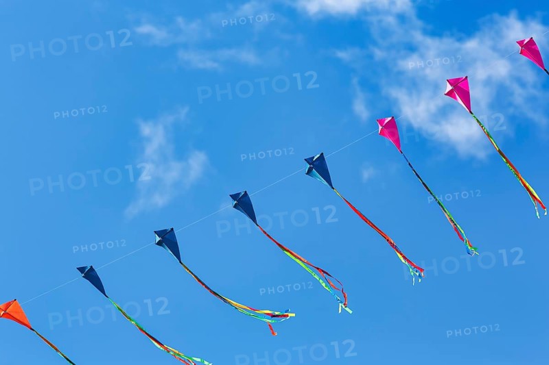Strung kites flying in the sky, garland, cirrus, kite festival in Vinsebeck, Steinheim, Eggegebirge and Southern Teutoburg Forest nature park Park, Weserbergland, North Rhine-Westphalia, Germany