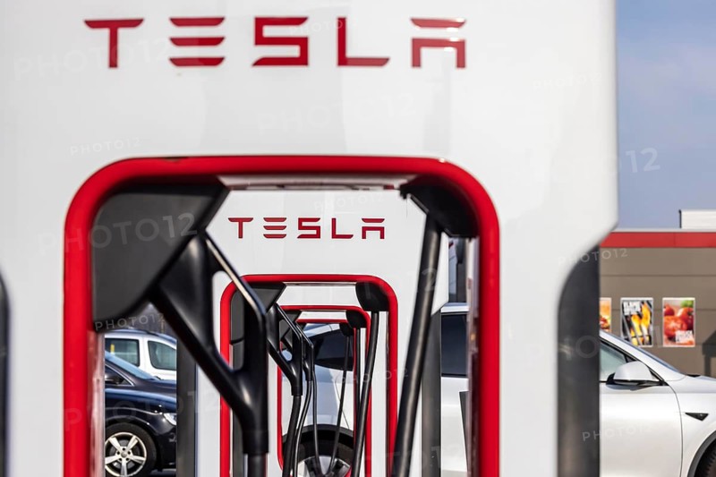 Tesla charging station with electric vehicle on the A8 motorway near Merklingen, Alb-Donau district, Baden-Württemberg, Germany