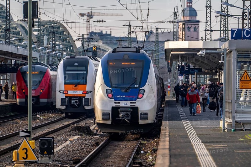 Regional trains at Cologne-Messe/Deutz station, 2nd largest station in Cologne, transfer station between long-distance and local transport, exhibition station, 8 platform tracks, North Rhine-Westphalia, Germany