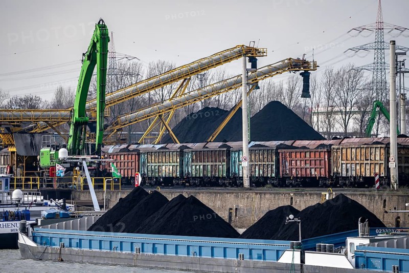 Rhine-Herne Canal, Bottrop harbour, opposite Essen city harbour, coal handling from cargo ship to freight wagons, harbour of Ruhr Öl GmbH Düsseldorf, Bottrop, North Rhine-Westphalia, Germany