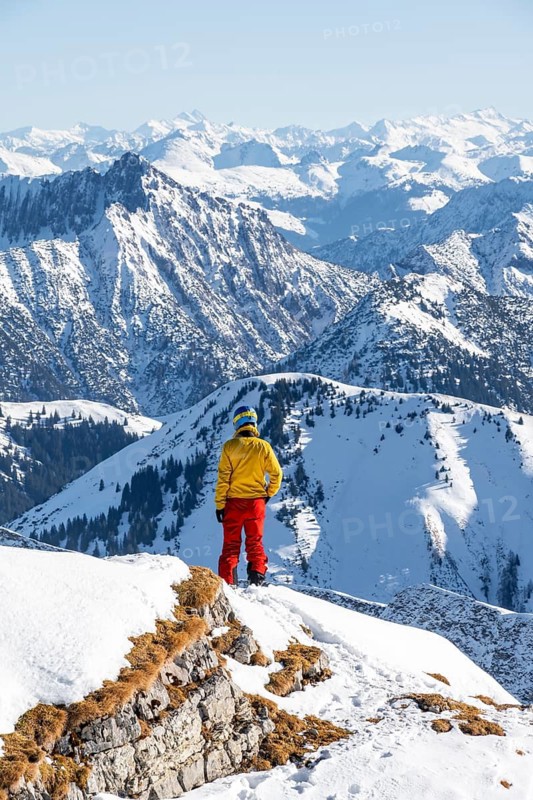 Ski tourers in front of snow-covered mountain peaks, mountain panorama, summit of Schafreuter, Karwendel, Tyrol, Austria