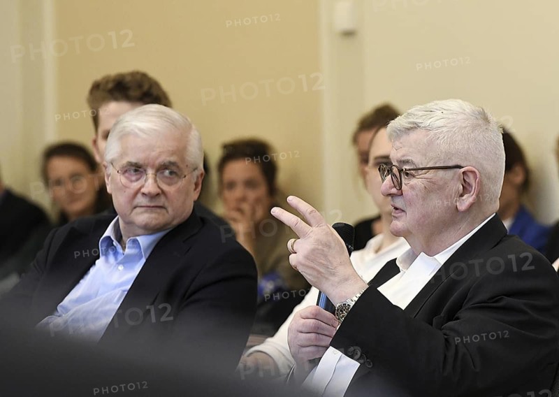 Former Foreign Minister Joschka fisherman during a discussion with Viadrina students, on the left former Polish Prime Minister Wlodzimierz Cimoszewicz. The occasion was a meeting to mark 20 years of Poland's accession to the EU between Foreign Minister Annalena Bärbock and her Polish counterpart Foreign Minister Radoslaw Sikorski, who answered questions from international students at Viadrina University Frankfurt / Oder