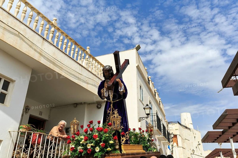 Semana Santa, Good Friday procession, spectator, figure of Christ carrying cross, festivities, Mojacar, Mojácar, Almería, Andalusia, Spain