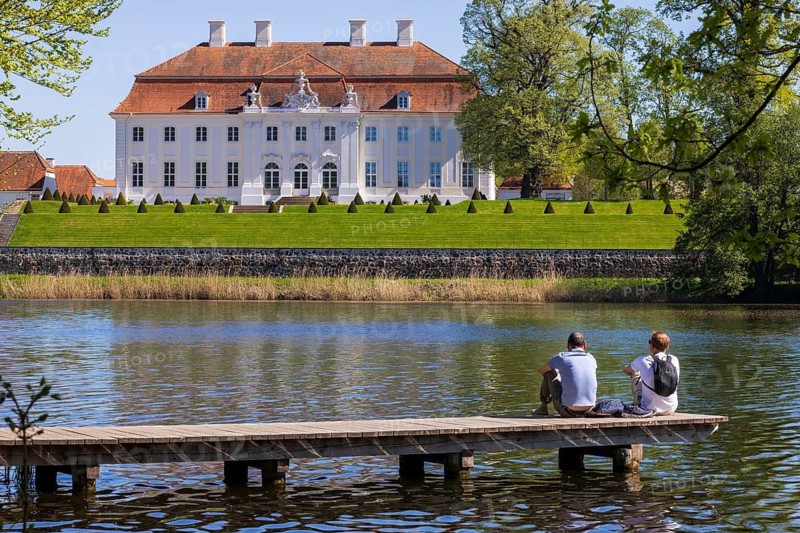 Meseberg Castle, Baroque Castle, Guesthouse of the German Federal Government, Huwenowsee, boat dock, people, Meseberg, Brandenburg, Germany
