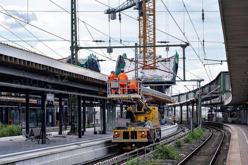 Modernisation of Duisburg Central Station, the platforms of the 13 tracks are being renewed, the old flat roofs are being replaced by corrugated steel and glass roofs, renewal of the overhead lines, the conversion is taking place during ongoing operations, one platform is always closed, the conversion measure should be completed by 2028, Duisburg North Rhine-Westphalia, Germany