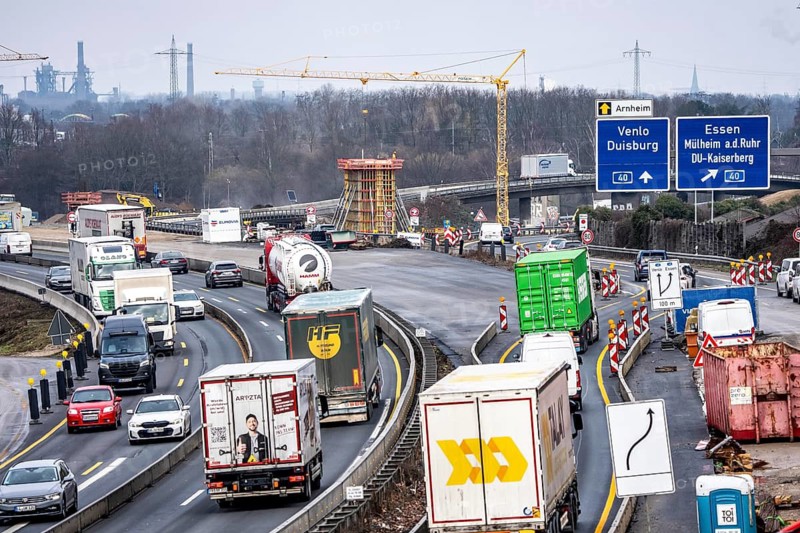 A3 motorway at the Duisburg-Kaiserberg interchange, constricted lanes, heavy traffic, complete conversion and construction of the A3 and A40 intersections, all bridges, ramps, roads are renewed and partly extended, 8-year construction period, railway bridges running there will also be renewed, North Rhine-Westphalia, Germany