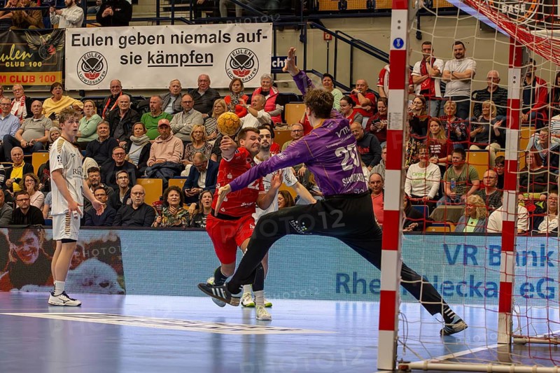 09.04.04.2024, 2nd HBL, German Handball League, Matchday 28) : Eulen Ludwigshafen against TSV Bayer-Dormagen (final score 30:27) . Kian Schwarzer (22, Eulen Ludwigshafen) with a shot on goal