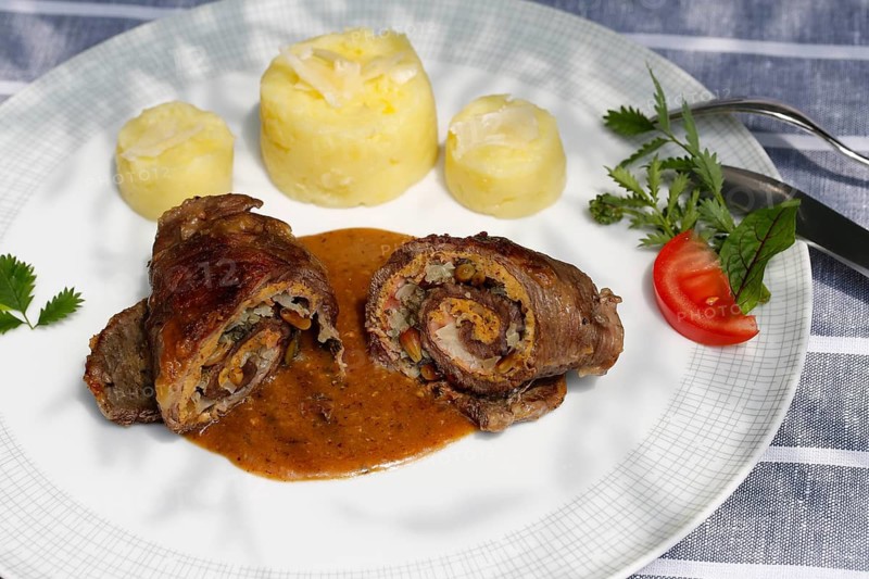 Swabian cuisine, beef roulade with pine nuts, mashed potatoes, meat dish, main course, herbs, roulades arranged on a plate, gravy, cutlery, knife, fork, grandmother's cooking, regional, home cooking, typical Swabian, traditional cuisine reinterpreted, food photography, studio, Germany