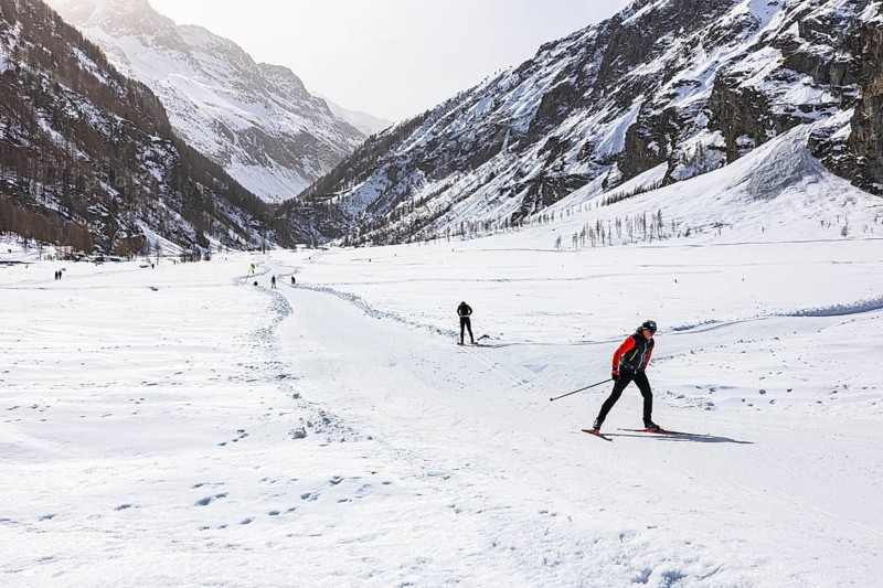 Cross-country skiers on the cross-country trail, Plat de la Lee, Zinal, Val d'Anniviers, Valais Alps, Canton of Valais, Switzerland