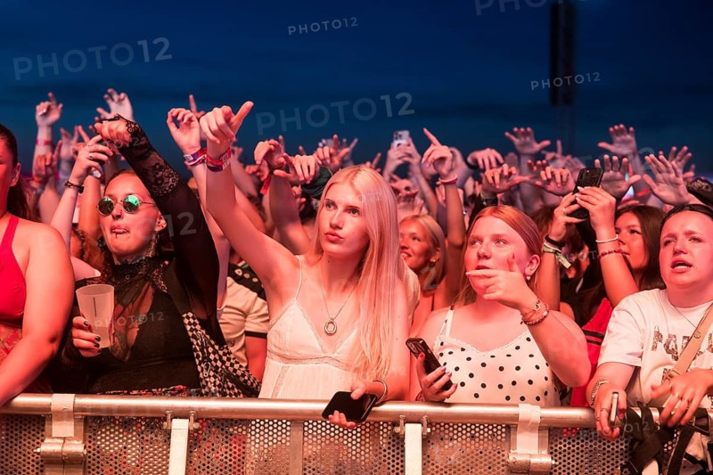 Festival visitors celebrate with the band BHZ at the Highfield Festival on Friday, Störmthaler See, 14.08.2026