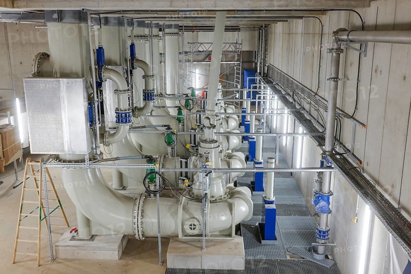 25.11.2020, Oberhausen, Ruhr area, North Rhine-Westphalia, Germany - Emscher conversion, new Emscher AKE sewer, here the new Oberhausen pumping station, the engine room with the pumps that will pump 16.000 litres of wastewater per minute, the ecological conversion of the Emscher system consists of the construction of a central wastewater treatment system in the Ruhr area, the construction of sewers and the renaturation of the Emscher and its tributaries 00X201125D016CARO (MODEL RELEASE: NO, PROPERTY RELEASE: NO (c) caro images / Rupert Oberhaeuser, http://www.caro-images.com, info@caro-images.com - If the photo is used for purposes other than journalism, please contact the agency - any use of the photo is subject to a fee !)