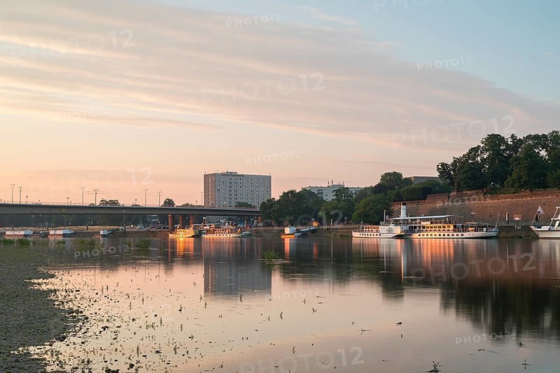 First rays of sunshine on the banks of the Elbe opposite the Old Town, paddle steamer at the jetty and Hotel Am Terrassenufer, Dresden, Saxony, Germany