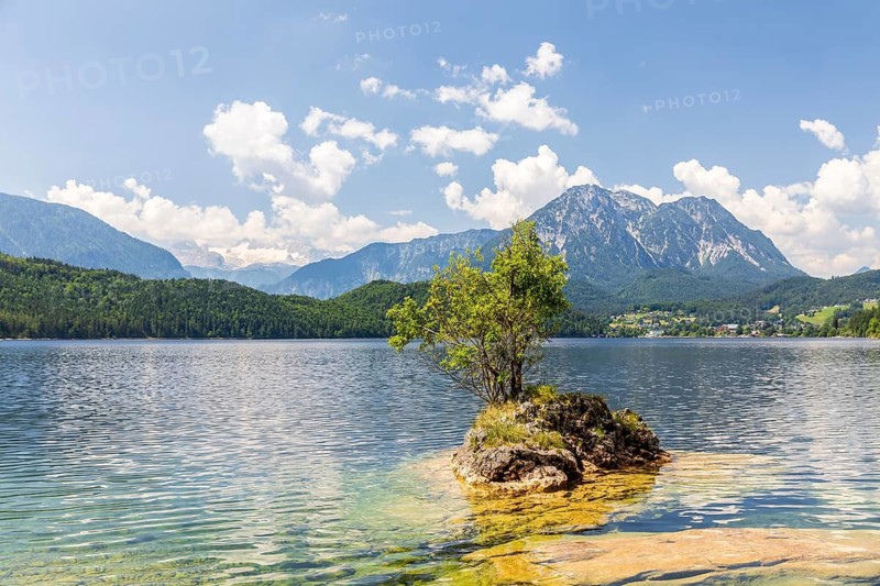 Lake Altaussee, Hohe Dachstein and Sarstein in the background, Altaussee, Styria, Austria