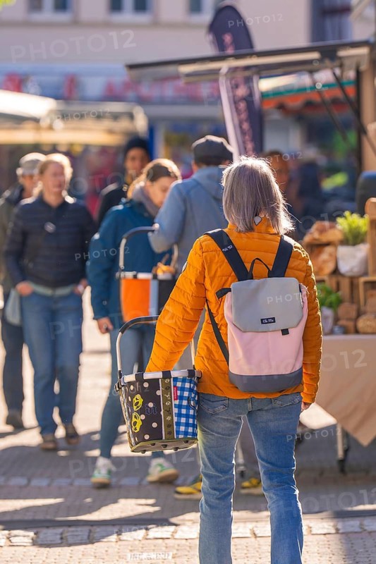 Market visitors in sunny weather, some carrying rucksacks, garden and Keramika Nagold, district of Calw, Germany