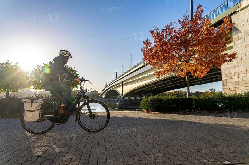 The Kennedy Bridge, the middle of Bonn's 3 Rhine bridges, connects the centre of Bonn and the Beuel district, federal road B56, light rail lines and footpaths and cycle paths, Bonn North Rhine-Westphalia, Germany