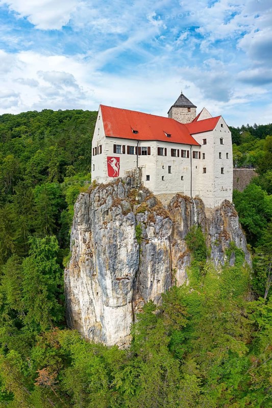 Prunn Castle, hilltop castle, first mentioned in 1037, stands on steep limestone cliff on Main-Danube Canal, Schlossprunn, district of Riedenburg town, Altmühltal, Lower Bavaria, Bavaria, Germany
