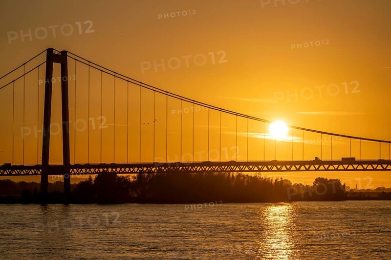 The Emmerich Rhine Bridge, federal road B220, evening light, at 803 m the longest suspension bridge in Germany just in front of the Dutch border, Rhine kilometre 853, 2 it is the northernmost German Rhine bridge, North Rhine-Westphalia, Germany