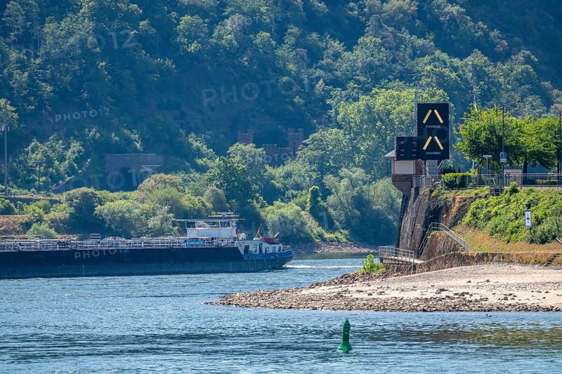Signal system for inland navigation on the Rhine near St. Goar, Loreley, Upper Middle Rhine Valley, shows whether there are ships in the following, narrow, confusing section of the Rhine on Loreley Rock, Rhineland-Palatinate, Germany