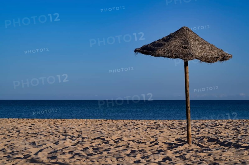 Bast parasol, sea, sandy beach, Meia Praia beach, Lagos, Atlantic Ocean, evening light, Algarve, Portugal