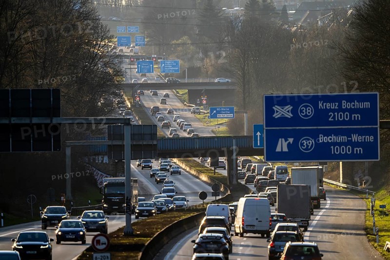 A40 motorway, dense, slow-moving traffic jam, evening traffic at the Bochum Werne junction, North Rhine-Westphalia, Germany