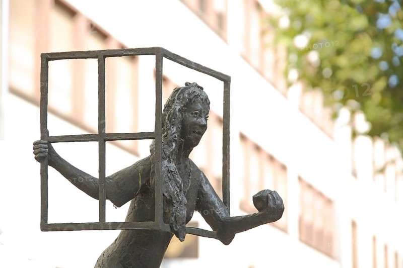 Snow White sculpture by Theophil Steinbrenner, modern art, fairytale figure with apple and grid of metal rods, fairy tale trail, market square, Hanau, Hesse, Germany