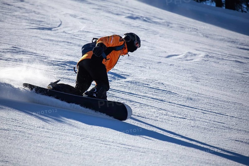Oberjoch, Bavaria: Experienced snowboarder on a red piste