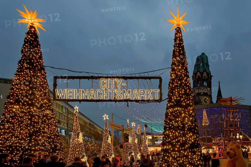 Christmas market at the Kaiser Wilhelm Memorial Church, Breitscheidplatz, Berlin, Germany, 12 December 2024 < english> Christmas market at the Kaiser Wilhelm Memorial Church, December 12, 2024