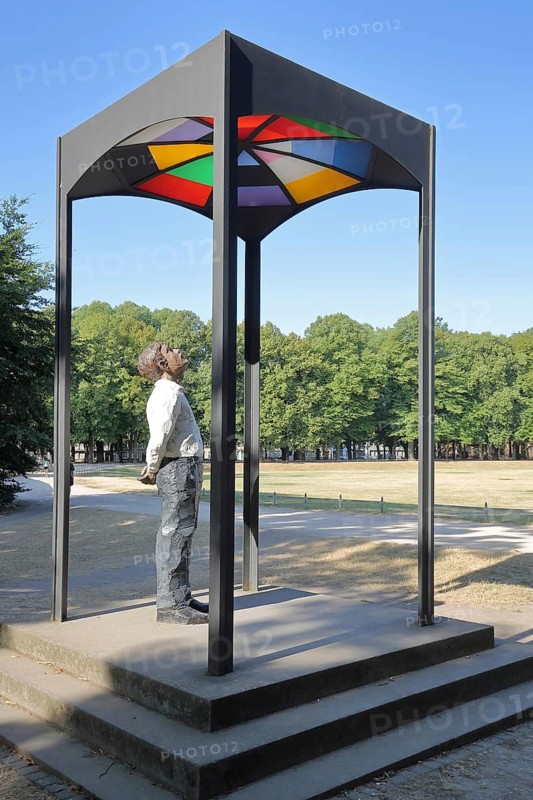 Homage sculpture by August Macke by sculptor Stephan Balkenhol 2018, modern art, life-size, male figure looking up, looking in the air, amazed, looking at, frame with colorful glass panes, Hofgarten, Südstadt, Bonn, North Rhine-Westphalia, Germany
