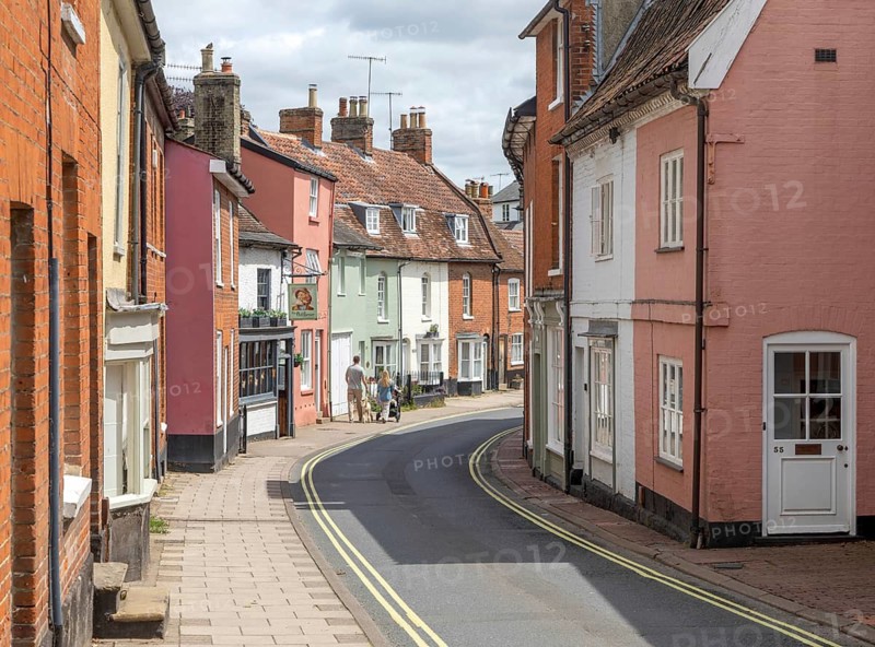 Historic buildings including the Old Mariner pub, New Street, town of Woodbridge, Suffolk, England, UK