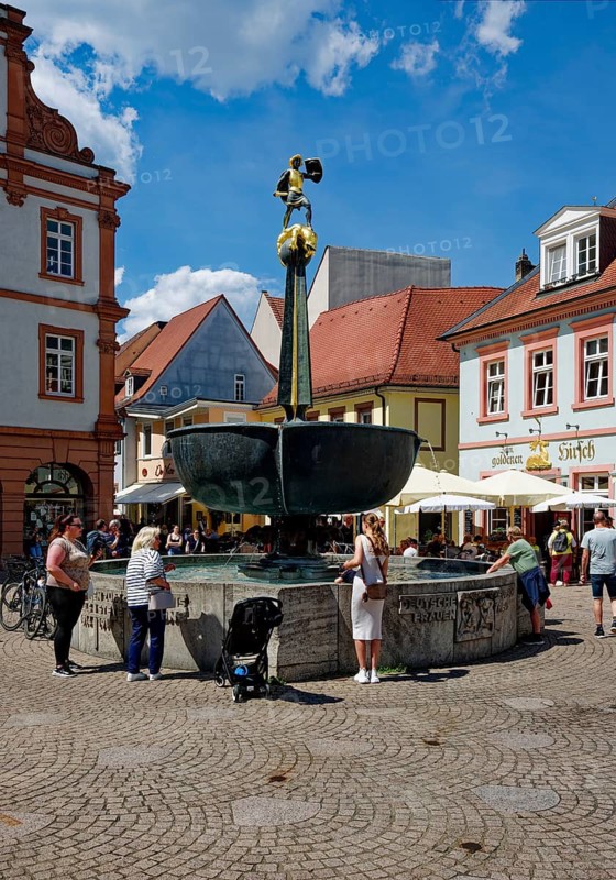 Figure of St George and the dragon, St George's Fountain, Maximilianstraße, Speyer, Rhineland-Palatinate, Germany