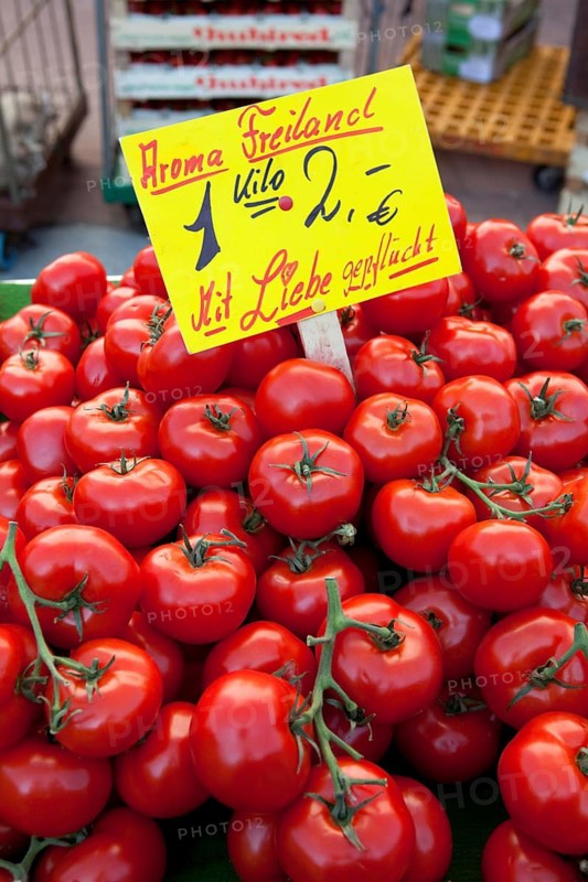 Tomato stall in the marketplace, Hanover, Lower Saxony, Germany, Europe, Tomaten an einem Marktstand, Hannover-Linden, Niedersachsen, Deutschland, Europa