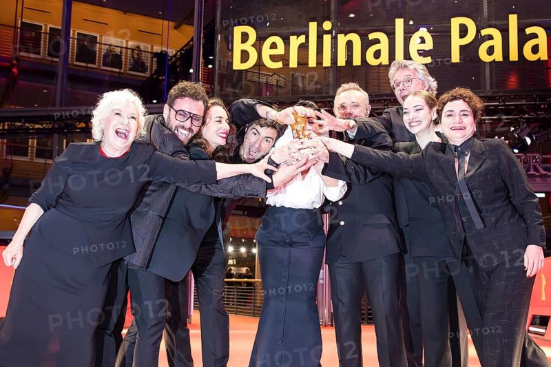 Ilker Çatak, Ozgu Namal and Tansu Bicer pose with the Golden Bear together with other actors and crew for the award of Arctia flavia (Yellow Letters) for Best Film after the award ceremony at the closing gala of the Berlinale at the Theater am Potsdamer Platz in Berlin on 21.02.2026. The 76th Berlin International Film Festival will take place from 12 to 22 February 2026