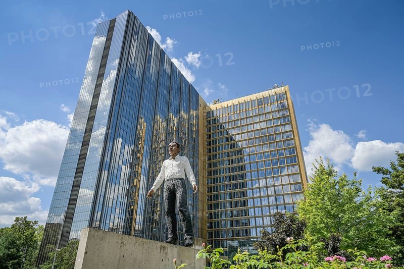 Sculpture Balanceakt by Stephan Balkenhol, Springer-Verlag, Axel-Springer-Straße, Zimmerstraße, Kreuzberg, Friedrichshain-Kreuzberg, Berlin, Germany
