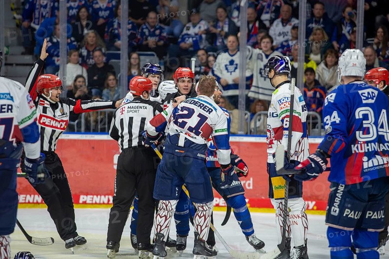 DEL, German Ice Hockey League season 2024/25, Matchday 52: Adler Mannheim vs Eisbären Berlin***Picture: Scuffle between Manuel Wiederer (21, Berlin) and Marc Michaelis (65, Mannheim) . Both receive penalties for excessive force