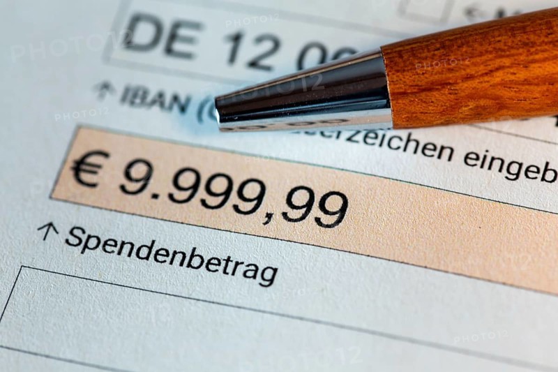 Symbolic image of a party donation: Donation form with an amount of € 9, 999.99. Party donations of € 10, 000 or more must be published in annual reports
