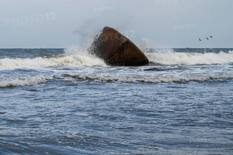 Surf on Schwanenstein, boulder in the sea, Hankenufer, Lohme, Jasmund, Rügen, island, Baltic Sea, Mecklenburg-Western Pomerania, Germany