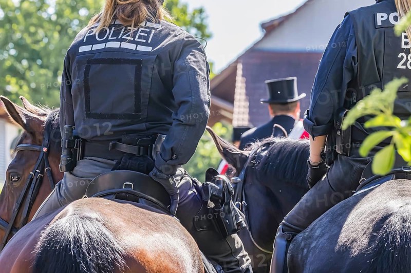 Blutritt Weingarten in Oberschwaben. Zur Sicherheit sind auch Reiterinnen der Polizei dabei. Der Blutritt in Weingarten gilt als größte Reiterprozession Europas. Weingarten, Baden-Württemberg, Deutschland