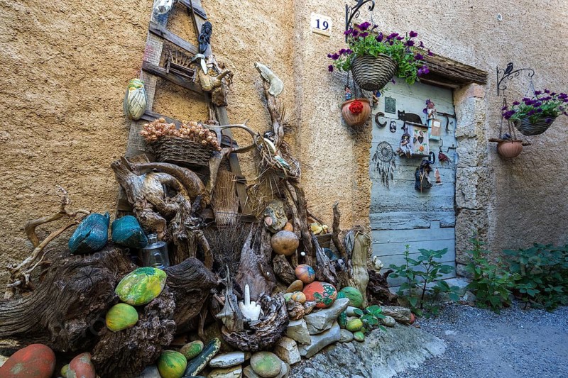 Curiosities, crime scene in an alley in Esparron-de-Verdon, Provence-Alpes-Côte d'Azur, Provence, France