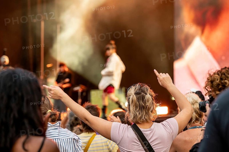 Fans celebrate with outstretched arms during Noga Erez's performance live at the Superbloom Festival in Munich's Olympic Park on 30.08.2026